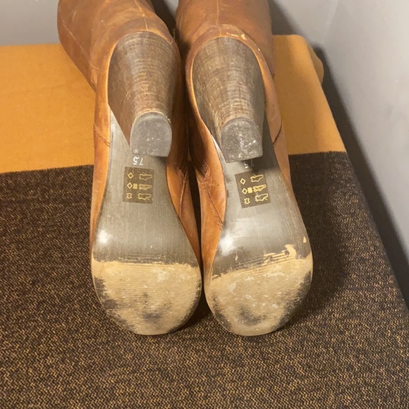 Cognac colored heeled boots - Picture 4 of 4